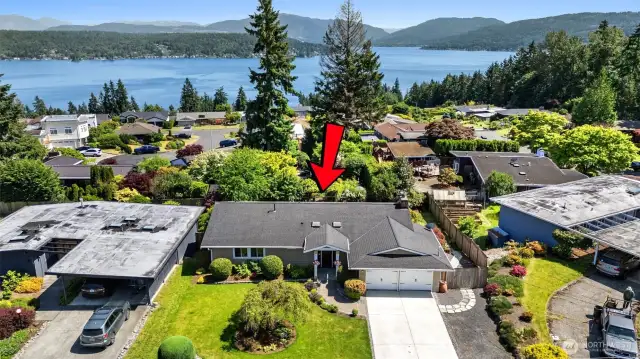 Perched in a highly sought-after location, this charming residence offers breathtaking panoramic views of the glistening lake and majestic mountains.