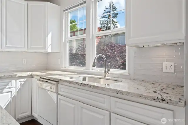 Sunny & bright kitchen