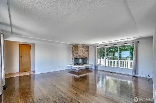 This view is from the other side of the livingroom looking back to the entry