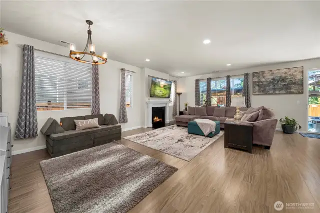 Big, bright & open floor plan welcomes you in