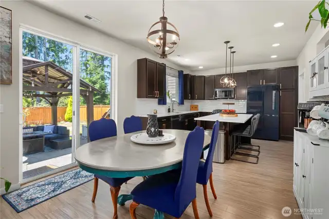 Vast, open gourmet kitchen w/ dining nook