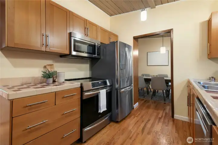 Newer tainless steel appliances that stay with the home