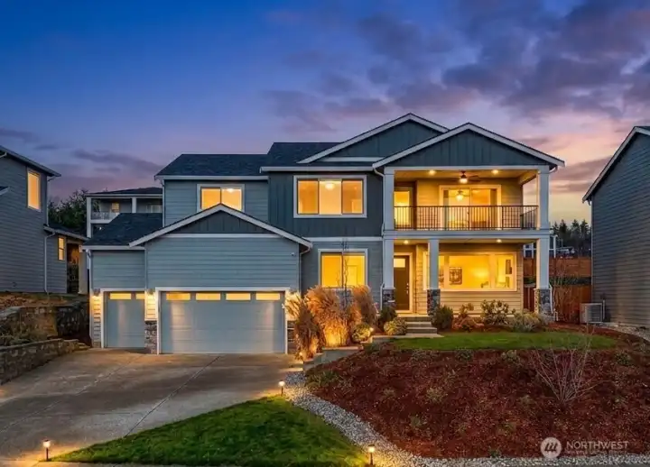 3 Car Garage, 6 Car Parking