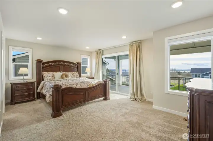 Master Bedroom (Upstairs)