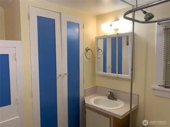 Cottage unit 908 1/2