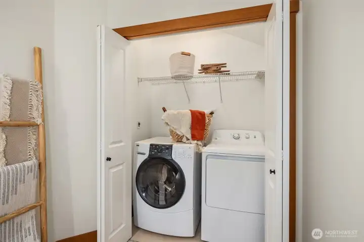Convenient upstairs laundry, W&D convey