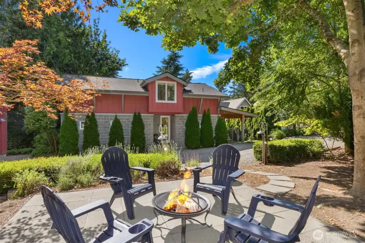 outdoor patio/fire pit area