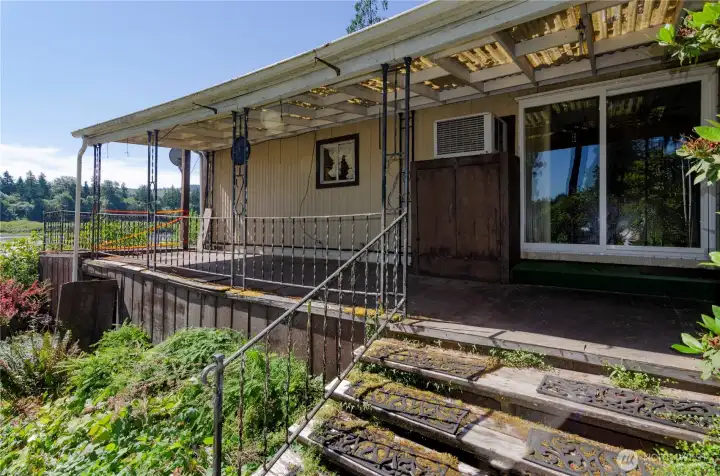 Older manufactured home that is in need of repairs. Older manufactured home that is in need of repairs.