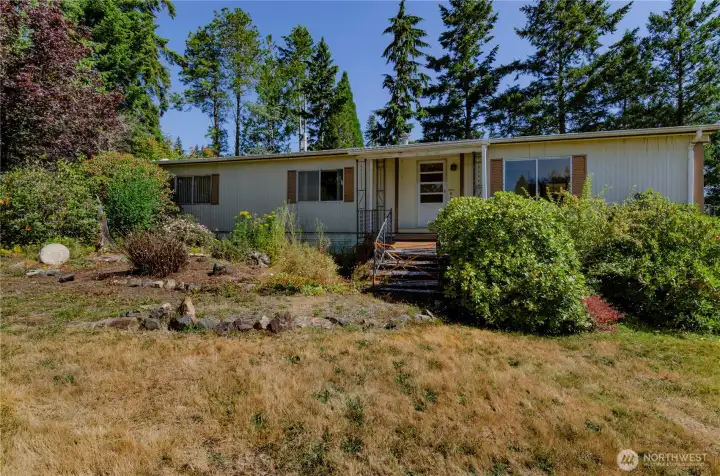 Older manufactured home in fair condition. Older manufactured home in fair condition.