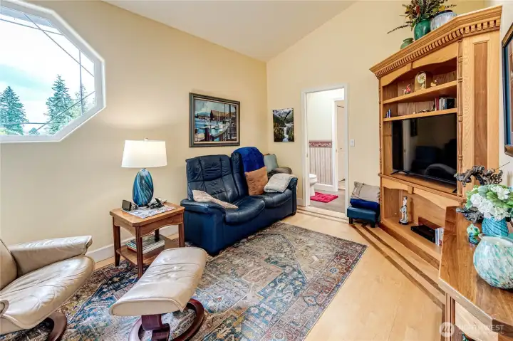 Bonus Room/Den Bonus Room/Den