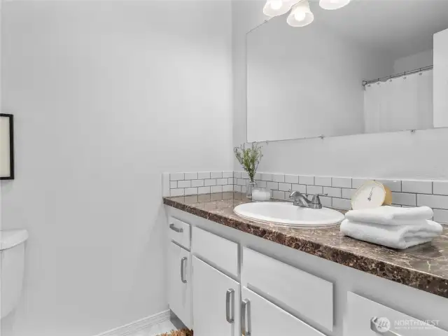 Hallway Full bathroom with Tub/Shower combo