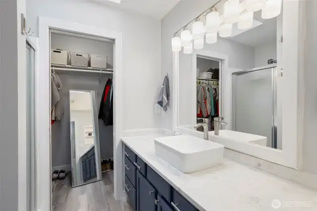 Ensuite Bath w/Walk-In Closet