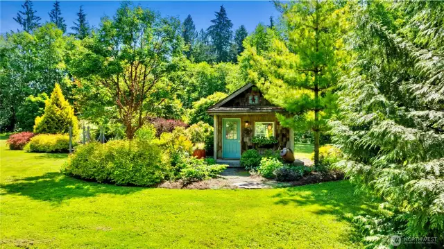 Adorable 12' x 12' studio/cabin is a perfect retreat !