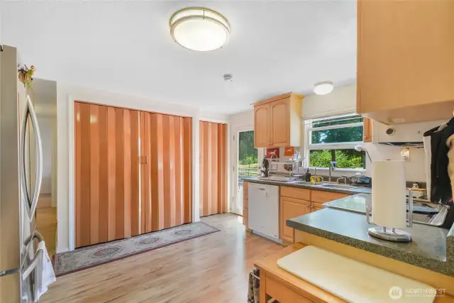 Sparkly Kitchen w/newer appliances