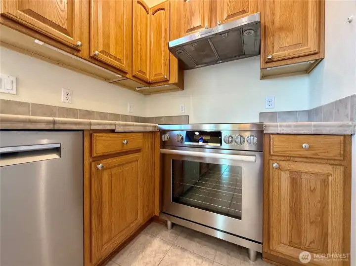 Bosch 800 Series 30” freestanding Induction Convection Pro range with Induction Cooktop.   Bosch 500 Series Top Control Pocket Handle Dishwasher.