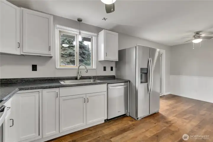 Another view of this good sized kitchen