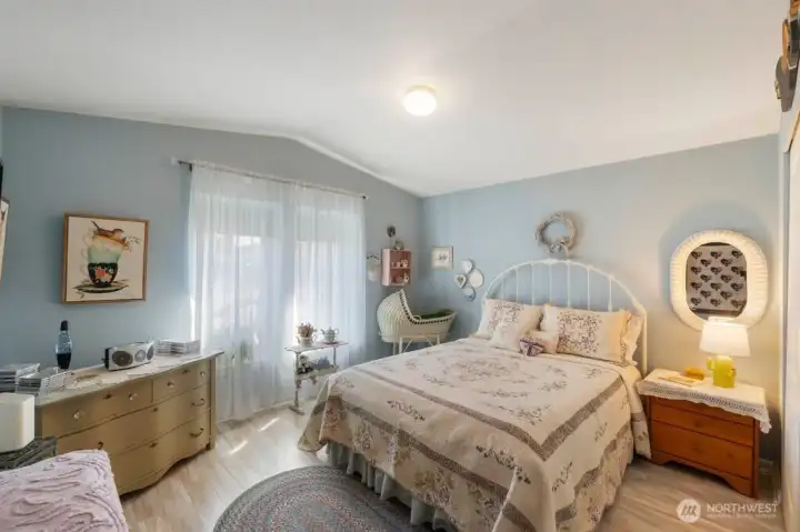 2nd bedroom in front of house