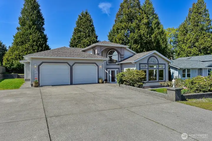 Oversized driveway with plenty of room for RV, boat, or toys!