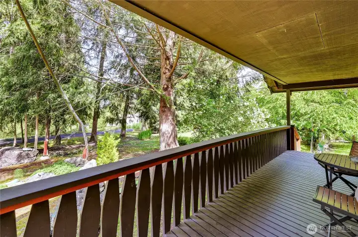 Shady and Covered front porch for entertaining friends even if it rains! Shady and Covered front porch for entertaining friends even if it rains!