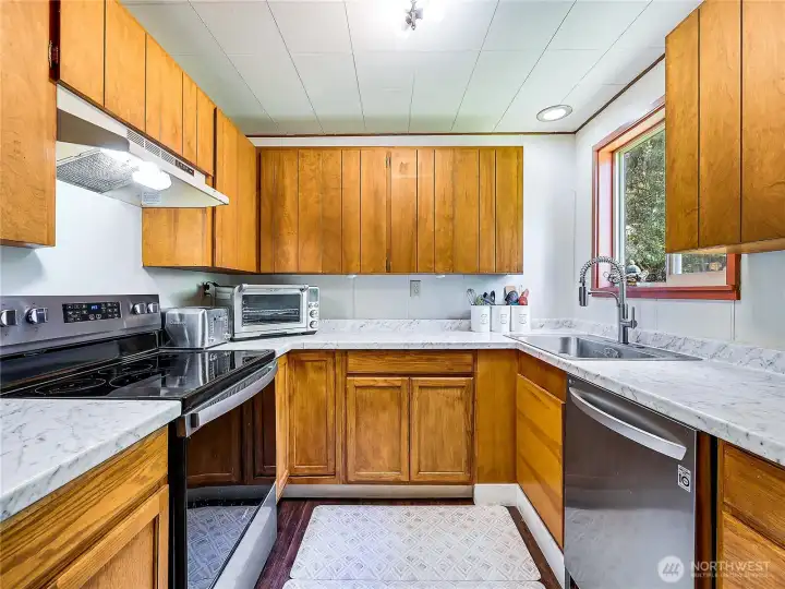 Well designed kitchen with much counter space, large deep sink and like new appliances Well designed kitchen with much counter space, large deep sink and like new appliances