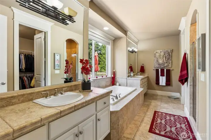 Luxurious Primary 5-piece en-suite with a Jetted Tub