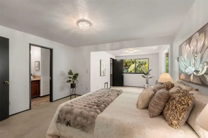 Spacious primary suite featuring an ensuite bath and soaking tub.