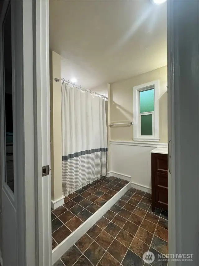 En suite 3/4 bathroom
