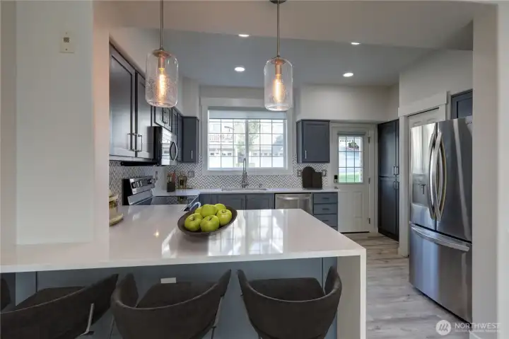 Breakfast Nook w/ Cascading Peninsula