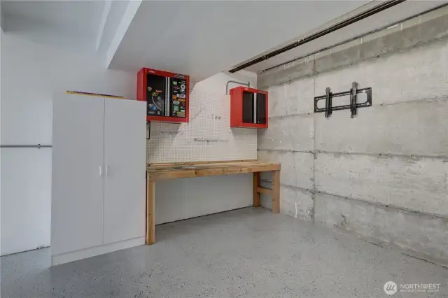 Large garage w/ workbench!