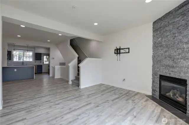 Open layout floor plan w/ lots of natural light!