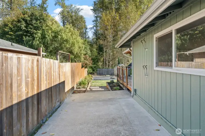 Concrete side with big gate, additional storage!