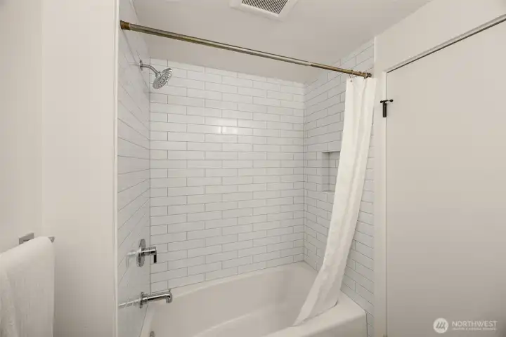 Upper level full bath.