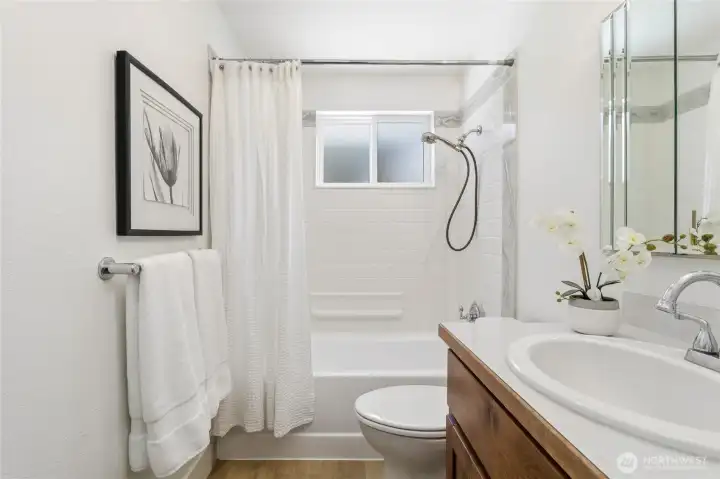 Updated guest bath with tub/shower