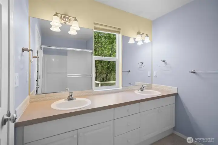 En-suite bathroom with double vanity