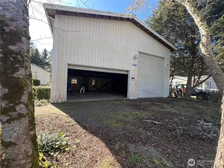 Front of shop Garage d