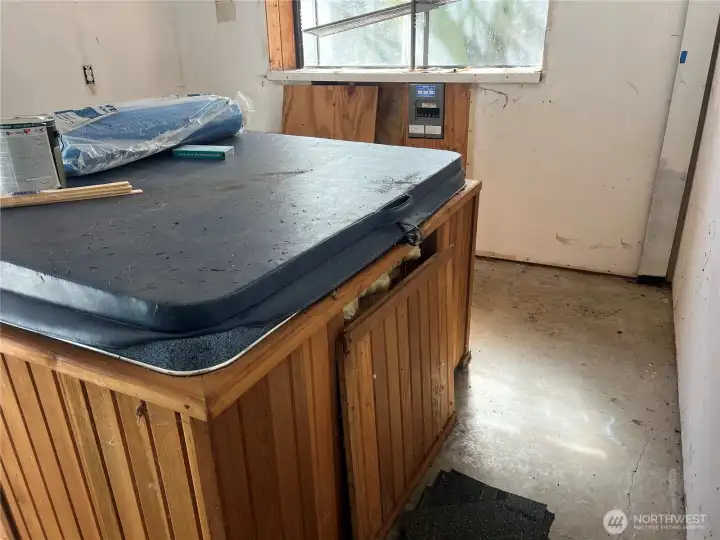 There is a hot tub in back work area
