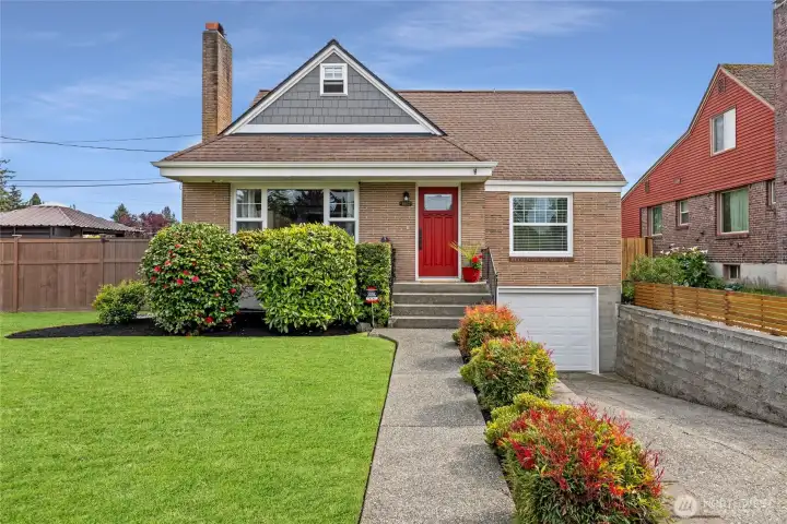 Classic updated Craftsman with exceptional curb appeal, manicured landscaping, and welcoming front entry in Tacoma’s desirable North End. Graced on a corner lot with mature landscaping is going to please the Gardner enthusiasts.