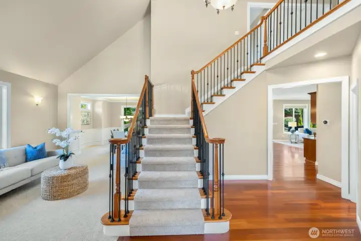 Grand entrance with vaulted ceilings and natural light! Grand entrance with vaulted ceilings and natural light!