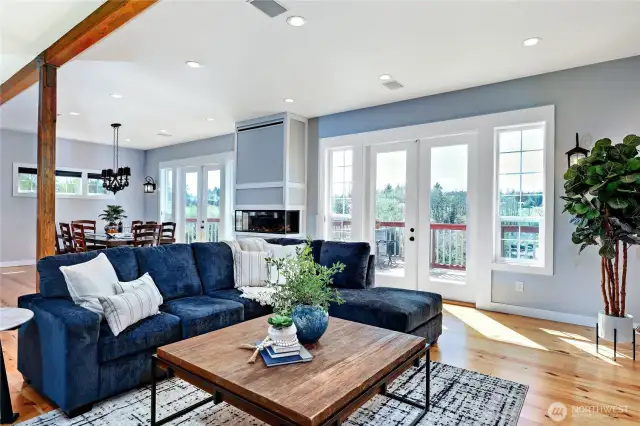 The living room space opens comfortably to the kitchen/dining areas as well as to the outdoors.