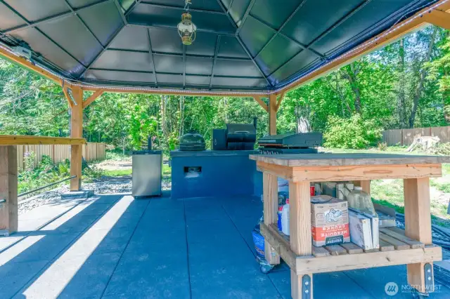 Covered Kitchen/BBQ Area