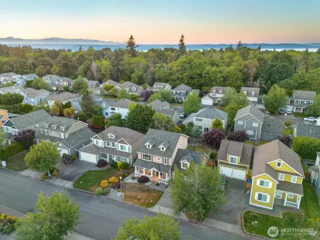 The Heritage Park community is comprised of 129 homes. A few annual events: meet your neighbor BBQ's, competition for best dressed home on Halloween + Trick-or-treating and Easter egg hunt. Several trail heads provide access to Dash Point State Park from Heritage Park.