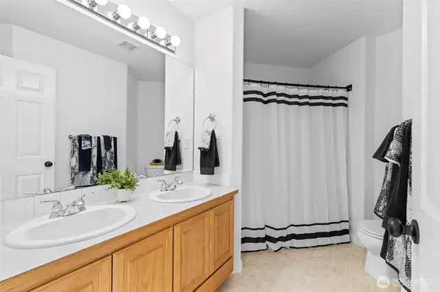 Upstairs Full Bathroom