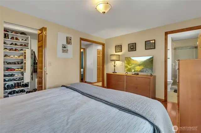 Primary suite with walk in closet