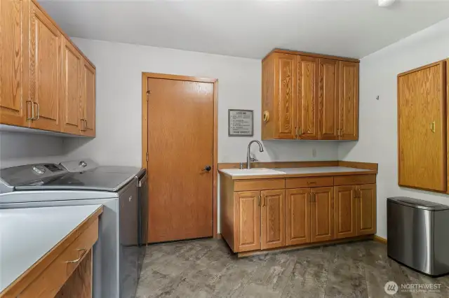 Huge laundryroom with lots of storage, built-ins and door to garage