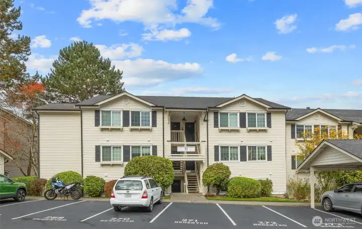 Bluegrass is a well maintained community, with very low dues of $375 per month. Outdoor pool, hot tub, clubhouse.