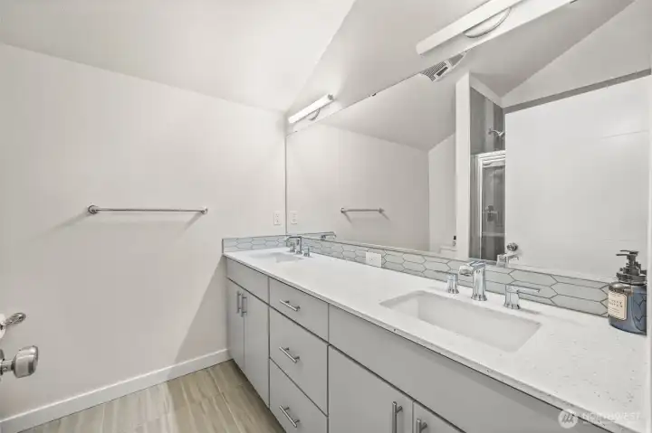 Primary ensuite with dual sinks