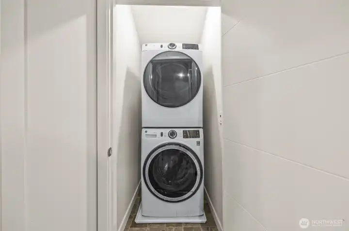 Washer/Dryer on top floor.
