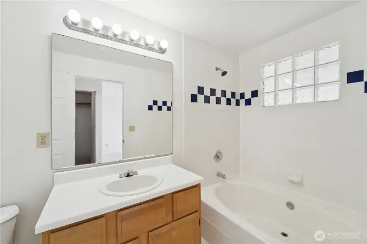 Primary bedroom w/ ensuite/soaking tub