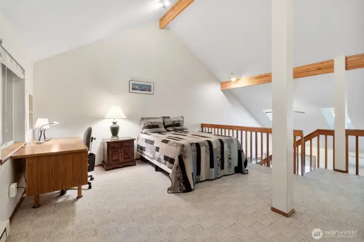 Loft Space, 3rd bedroom w/ space as office or for play room