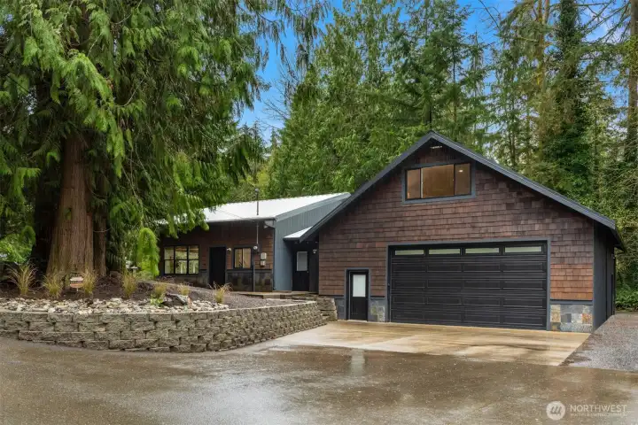 Detached 32x40 garage complete with workshop and flex space above